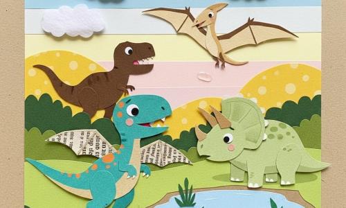 Vicky, jeune vélociraptor turquoise à taches orange, vole légèrement au-dessus du sol en battant de petites ailes improvisées; un tricératops plus grand et sage, vert pâle avec une grosse corne marron, se tient près d’un étang, pattes sur les hanches; un ptéranodon beige et brun voletant au-dessus de Vicky pour l’encourager; un T‑Rex massif marron foncé, l’air surpris, à la lisière d’un bosquet; vallée colorée et simple avec collines jaunes, étang bleu clair, fougères vertes en papier découpé, nuages pompon dans un ciel pastel; scène chaleureuse et sécurisante montrant Vicky protégeant ses amis au bord de l’étang, composition en couches de papier découpé aux textures visibles et bords irréguliers.