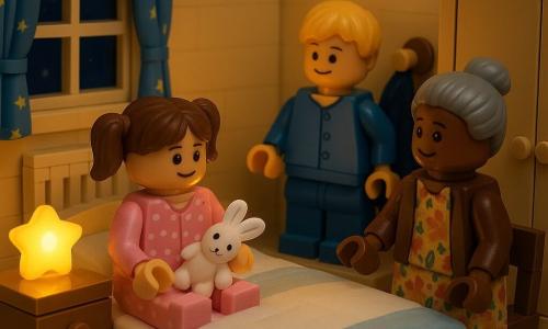 Diorama LEGO d'une chambre d'enfant crème où, au moment du coucher, Lila (5 ans, couettes, pyjama rose à pois, assise sur le lit avec un doudou lapin) et Noé (5 ans, cheveux blonds, pyjama bleu, debout et souriant, venant d'accrocher un manteau) sont près d'une veilleuse étoile jaune qui éclaire doucement la scène et crée des ombres rondes ; Mamie (≈65 ans, cheveux gris en chignon, robe à fleurs, assise au bord du lit, regard bienveillant) pose la main sur le lit ; l'ambiance est rassurante, les tensions apaisées, textures briques visibles et éclairage contrasté entre ombres douces et lumières chaudes.