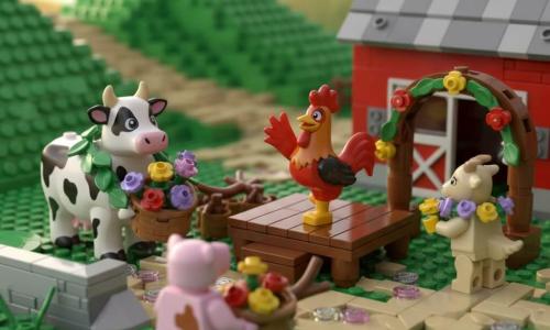 Rémy le coq rouge et malicieux chante sur une petite scène en bois, aile levée, tandis que Charlotte la grande vache tachetée tient un panier de fleurs près du muret, Gaston le cochon espiègle transporte fruits et branches au premier plan et Léa la chèvre place des fleurs sur un arc ; tous célèbrent et reconstruisent leur lieu de rencontre champêtre en briques au matin doré, avec collines verdoyantes, grange rouge, chemin de terre et pétales brillants, ambiance joyeuse et gestes de coopération.