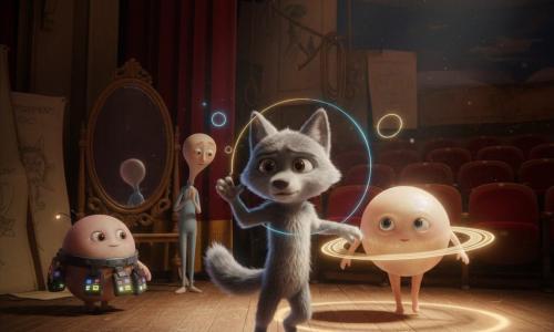 Lino, petit loup anthropomorphe gris aux yeux noisette, est au centre, concentré et émerveillé, faisant un pas glissé de danse; derrière lui à droite flotte Vireli, petite extraterrestre saturnienne nacrée avec un anneau lumineux projetant un cercle sur le plancher; à gauche, Ponk, petit extraterrestre rond joueur, se tient dans l’ombre des coulisses, curieux; Sssil, mince et timide aux yeux en croissant, observe près d’un vieux miroir de danse; le théâtre ancien et chaleureux présente fauteuils en velours rouge, rideau bordeaux, plancher en bois marqué, toiles d’un faux ciel et cordages visibles, poussière scintillante; la scène montre une "danse des anneaux" intime et magique avec cercles de lumière bleue et dorée entrelacés, un faisceau bleu montant comme une échelle de lumière, éclairage cinématographique doux, textures détaillées et couleurs chaudes aux reflets bleutés, composition centrée et lisible pour enfants.